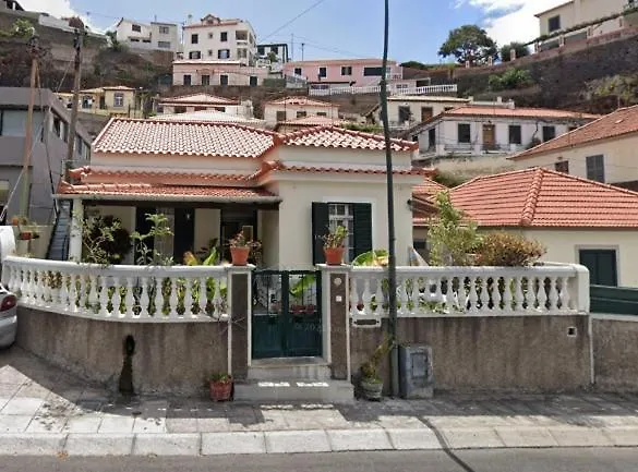 Tiny House Funchal 호텔